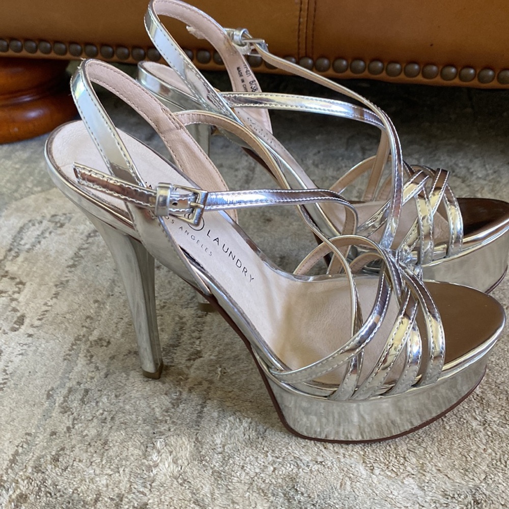 Chinese Laundry Womens Teaser Platform Dress Sandal 8 Silver Size 8